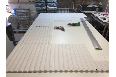 На фото подробно изображен процесс - выкладка панелей и подготовка к вырезке круга по заранее подготовленным чертежам.