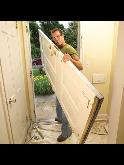 Демонтаж деревянной двери