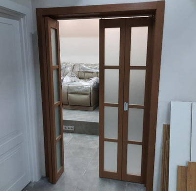 ДВЕРЬ-КНИЖКА (СИММЕТРИЧНАЯ). OPTIMA PORTE/ TURIN (ТУРИН) 540.222 ОРЕХ/ СТЕКЛО САТИН СВЕТЛОЕ