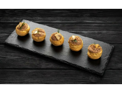 Профитроль с утиным паштетом 10 шт 250гр 1400₽    Румяные профитроли наполнены взбитыми в паштет грибами и уткой конфи, украшены жареными ломтиками шампиньонов.