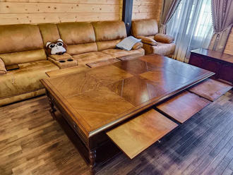 Журнальный стол из дуба с точеными ножками и выдвижными столиками.