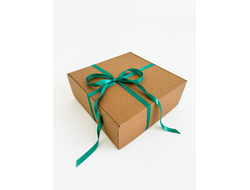Большая подарочная коробка GILEV 37х37х14см с зеленой лентой и наполнителем крафт