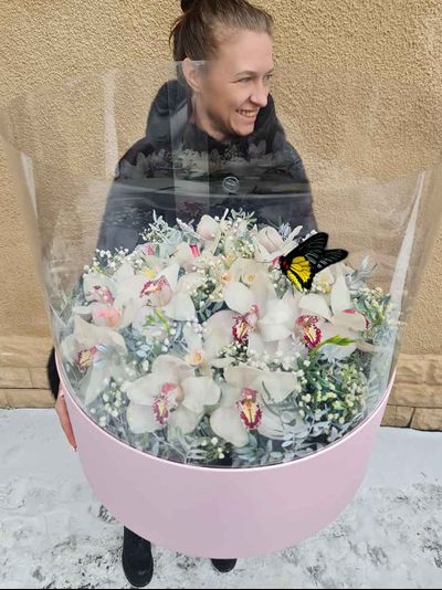 Букет орхидей с бабочкой №83