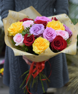 Букет из 15 разноцветных роз в Йошкар-Оле