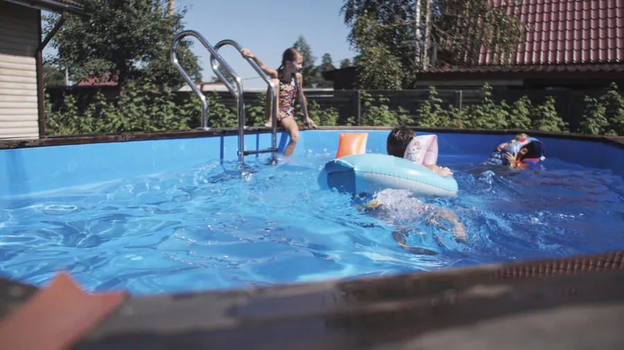 Бассейн "Баргузин" установлен на поверхности без бетонных работ, приобретен заказчиком в базовой комплектации и собран самостоятельно. 