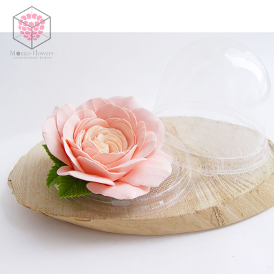 Роза ручной работы из полимерной глины под пластиковым колпаком.