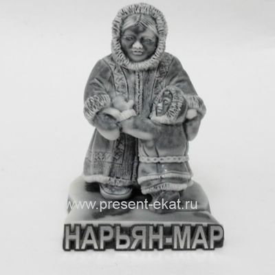 Мать с ребенком на подставке с названием города.ОПТ