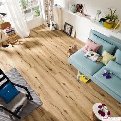 Декор ламината Haro Tritty 100 Gran Via Дуб Италика Кремовый 530693 в интерьере комнаты