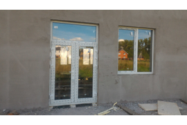 Установка входной группы в коттедж, профиль Рехау Сиб Дизайн 70 мм, распашная дверь. Еще в защитной плёнке. Внизу проём под стяжку и тёплый пол.