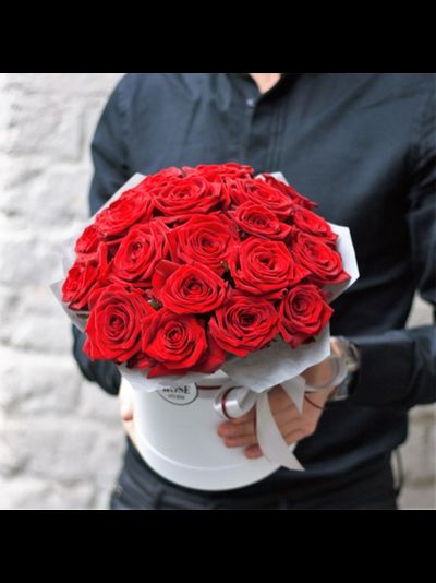 19 красных роз в шляпной коробке