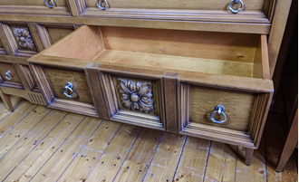 Большой комод с 6 ящиками и цветочным декором.