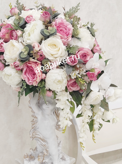 Композиция из искусственных цветов на статуэтке Ангелочка Беатрис № СА007/Купить  Москве на АОАБУКЕТ