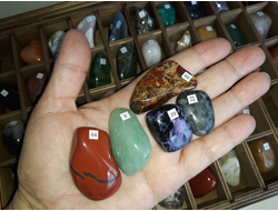 Коллекция 50 камней галтовок по 3-4 см, в коробке 32*23 см, вес около 1700 г  №25735