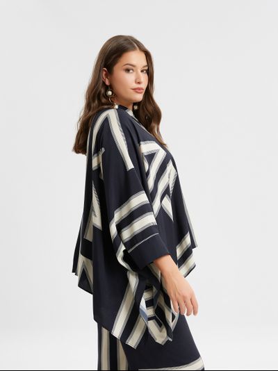 Эффектная легкая летняя блуза с геометрическим принтом