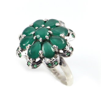 Комплект из серебра с зелеными изумрудами корундами