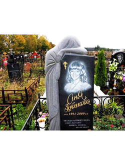 Памятник со скорбящей матерью