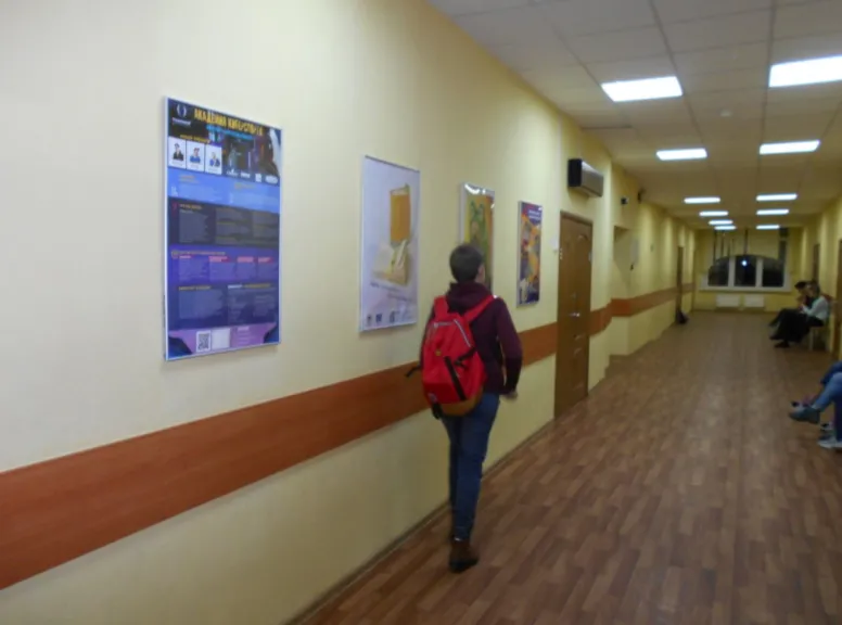 В коридоре также отличное место.