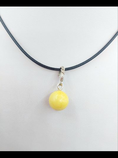 Кулон из матового янтаря "Шар"