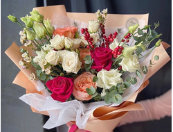 Букет с красным илексом "Сияющая улыбка"