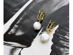 Серьги с овальной застежкой и барочным жемчугом