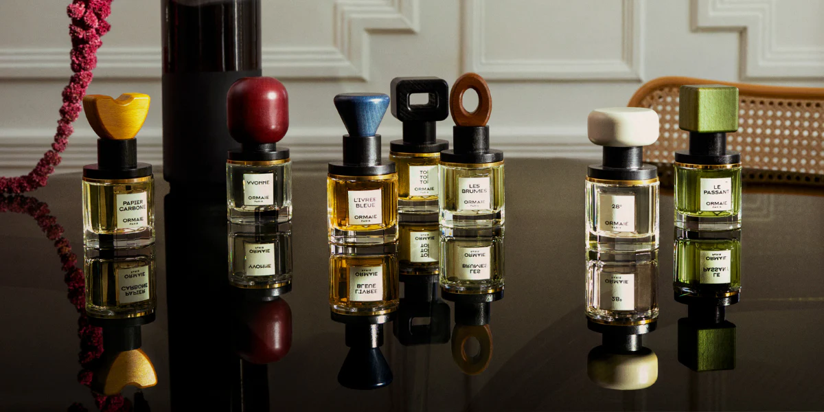 Коллекция ароматов ORMAIE с узнаваемыми цветными деревянными крышками.