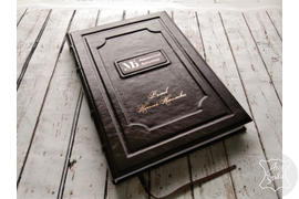 Кожаный датированный ежедневник с тиснением логотипа и именной надписи. Формат ежедневника А4, обложка из телячьей кожи, логотип и именная надпись - золото.