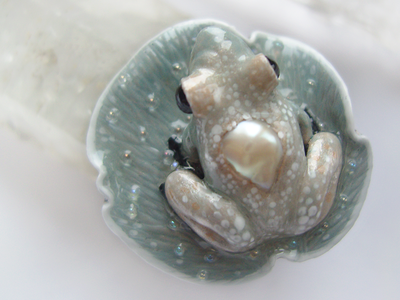 Коллекционное кольцо с лягушкой и жемчужиной "Капель в туманном саду"