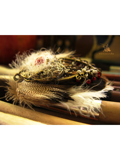 &quot;Робин Гуд. Легенда Шервуда&quot;. Украшение - заколка с перьями и золотым микробисером