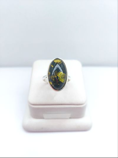 Кольцо овальное с зеленым янтарем