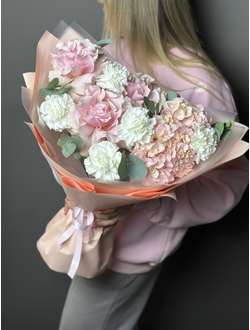 Авторский букет с нежной гортензией, французской розой и диантусом