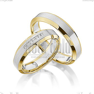 Классические обручальные кольца с двумя фасками из белого и желтого золота с продольной полоской бри