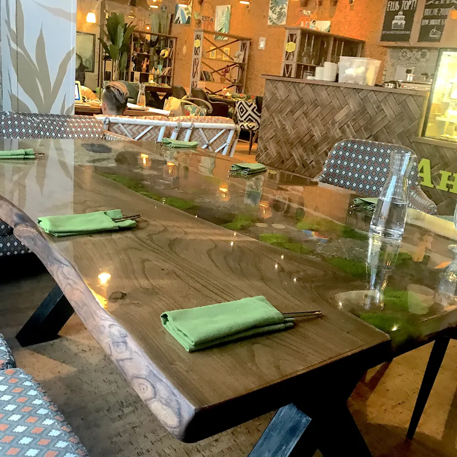 Стол-река банкетный с тематической заливкой "Африка". Работа spilcenter.com для сети семейных кафе "Андерсон", г. Москва