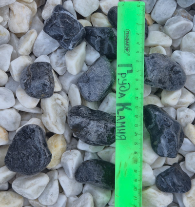 Чёрно-белая мраморная крошка галтованная, фракция 40-60 мм