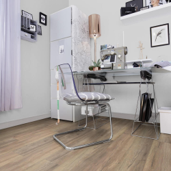 Ламинат Wineo Дуб Испания Бежево-коричневый LA220LV4 в интерьере домашнего кабинета