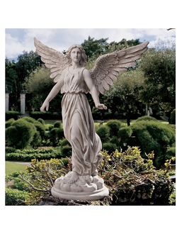 Статуя Ангела с расправленными крыльями