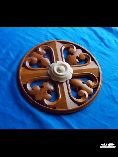 Крест в круге с орнаментом