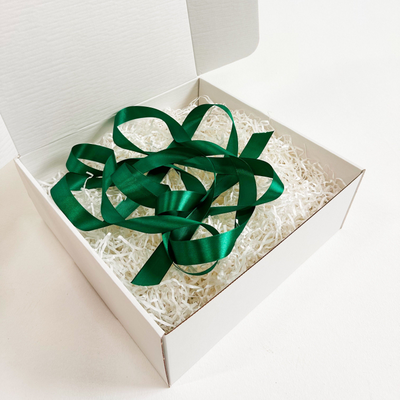 2 штуки - Подарочная коробка GILEV 32x32x12см с зеленой лентой и наполнителем
