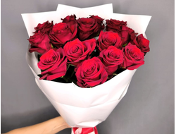15 красных роз в упаковке