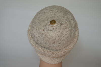 белая вязаная шапка из альпака