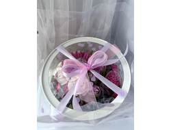 Шляпная коробка с зефирными цветами