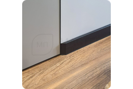 Экологичный выбор: установка черного плинтуса Dollken Cubu Flex Life 80 с сертификатом Greenguard Gold.