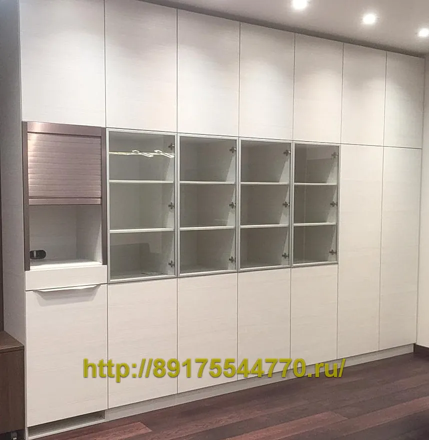 003 Шкаф в офисе.
Фасады:
- ЛДСП Egger H3433 Сосна Аланд полярная, структура ST22
- Алюминиевый профиль узкий со стеклом.
- Мебельные жалюзи (Италия)