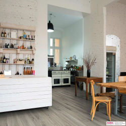 Декор ламината Haro Tritty 100 Loft 4V Дуб Эмилия Светло-серый 538717 в интерьере кухни