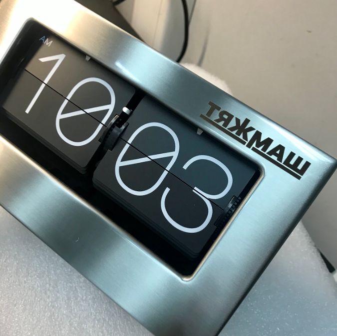 flip clock с гравировкой