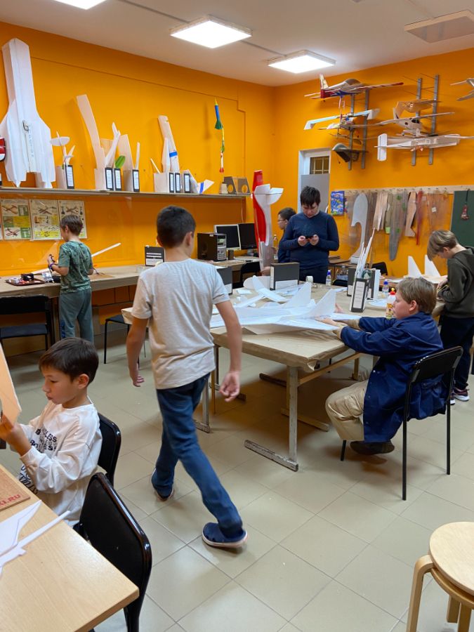 Занятия по авиамоделированию в клубе Ветерски