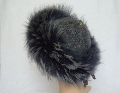 Женская шапка вязаная с мехом енота Италия Вицио фото