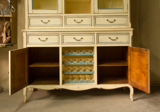 Антикварный буфет с отделением для вина.