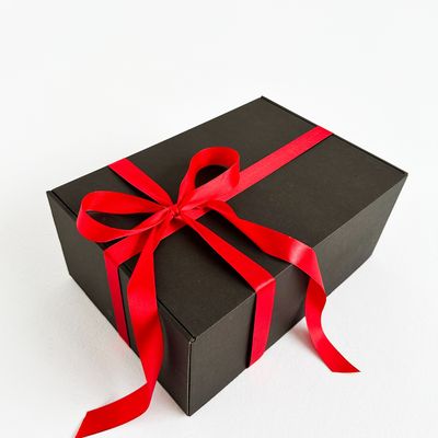 Большая подарочная коробка GILEV 37x26x12см с красной лентой и наполнителем