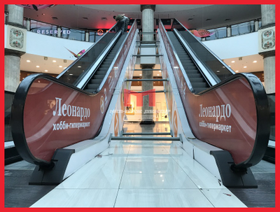 Оклейка эскалатора сеткой с печатью