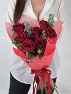 Букет из 7 красных роз Explorer с эвкалиптом
